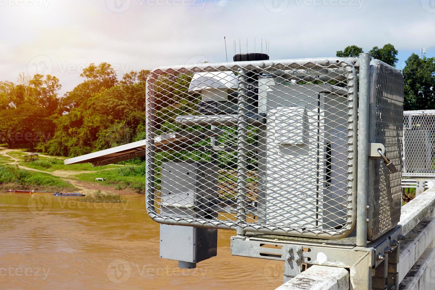 estación de medición de agua automática solar o medidor de nivel de agua utilizado para medir el nivel del agua del río para ayudar a alertar a los aldeanos para que tengan cuidado con las inundaciones si el nivel de inundación alcanza el medidor. foto