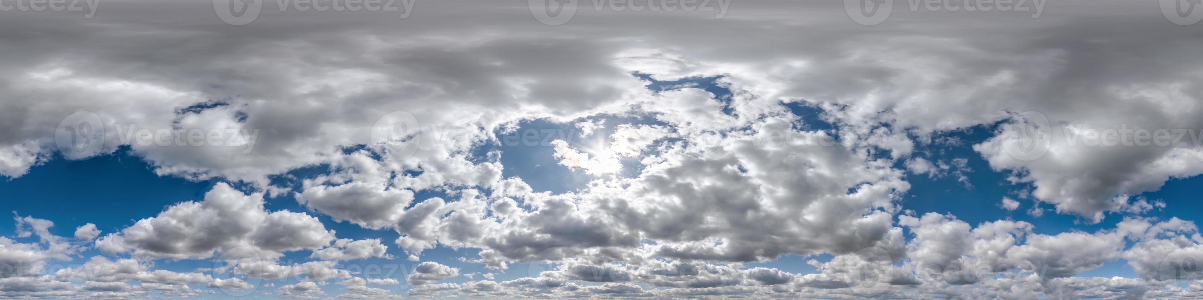 cielo azul nublado transparente hdri panorama 360 grados ángulo de visión con cenit y hermosas nubes para usar en gráficos 3d como reemplazo del cielo y cúpula del cielo o editar toma de drones foto