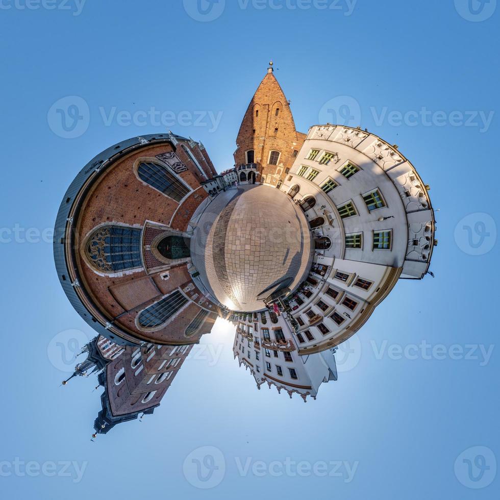 pequeño planeta y vista panorámica aérea esférica 360 en la calle antigua ciudad medieval con iglesia y edificios históricos foto