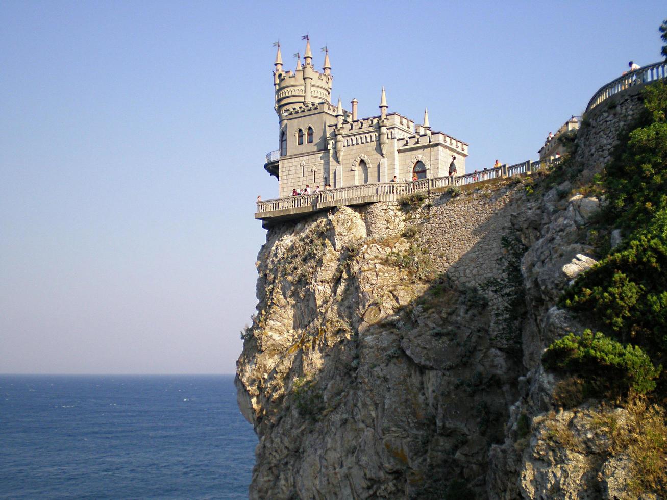 yalta, crimea, ucrania, 2011 - nido de golondrina del castillo levantando las escaleras. hay una plataforma de observación en la roca cerca del castillo que ofrece una hermosa vista del mar negro. foto