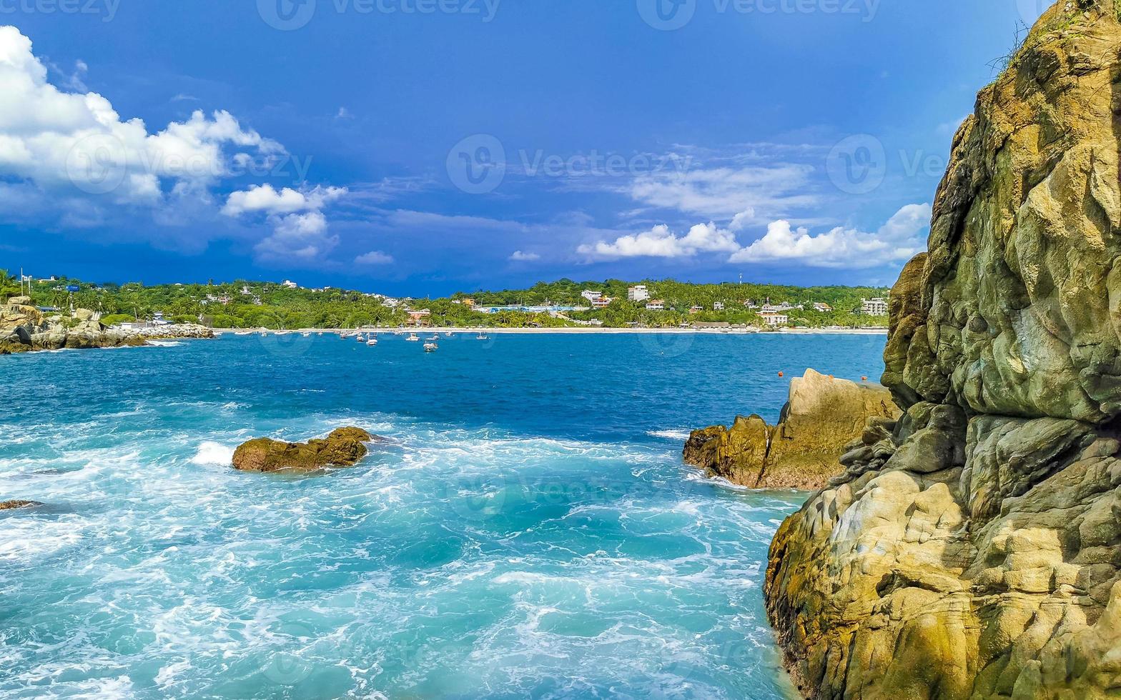 hermosas olas de surfistas rocas acantilados en la playa puerto escondido mexico. foto