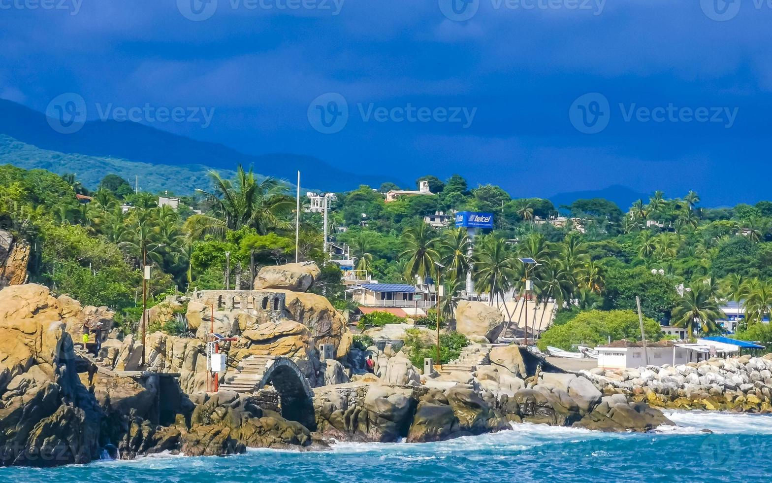 hermosas olas de surfistas rocas acantilados en la playa puerto escondido mexico. foto