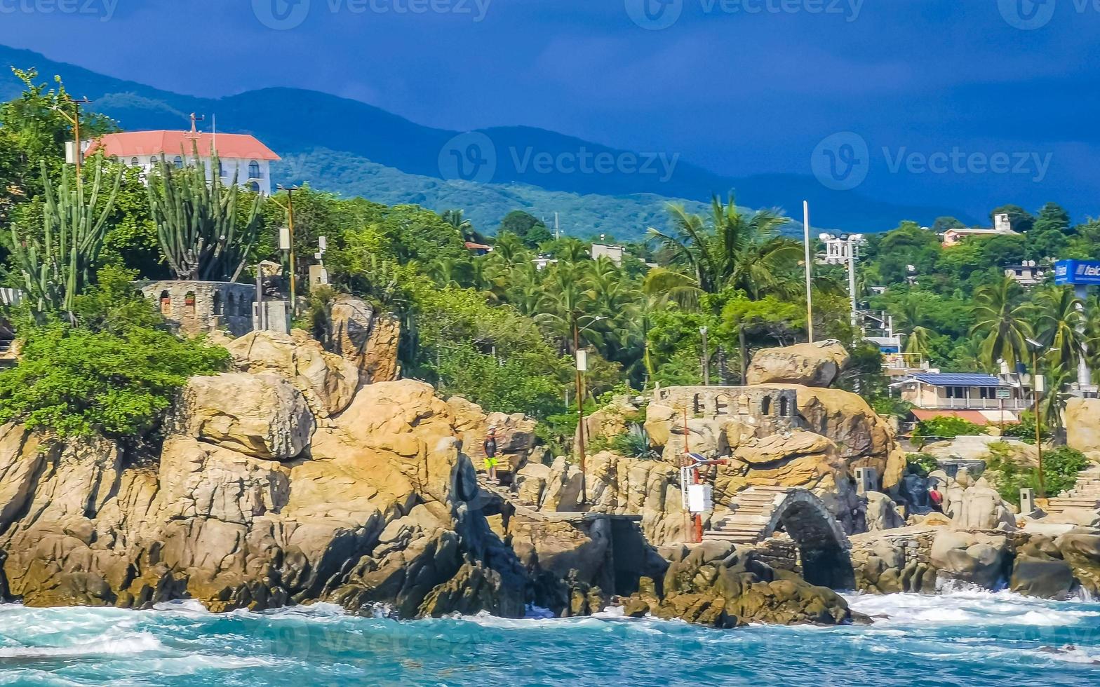 hermosas olas de surfistas rocas acantilados en la playa puerto escondido mexico. foto