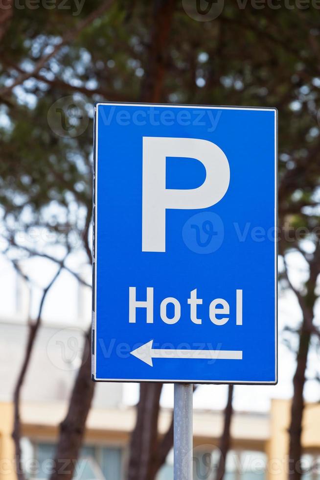 señal de tráfico del estacionamiento del hotel foto