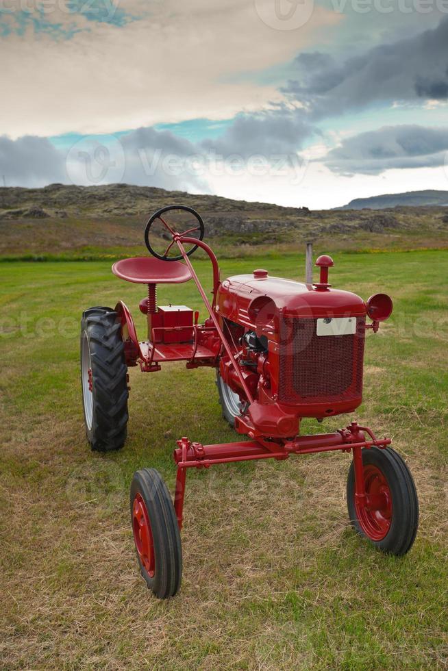 tractor retro en el campo de islandia foto