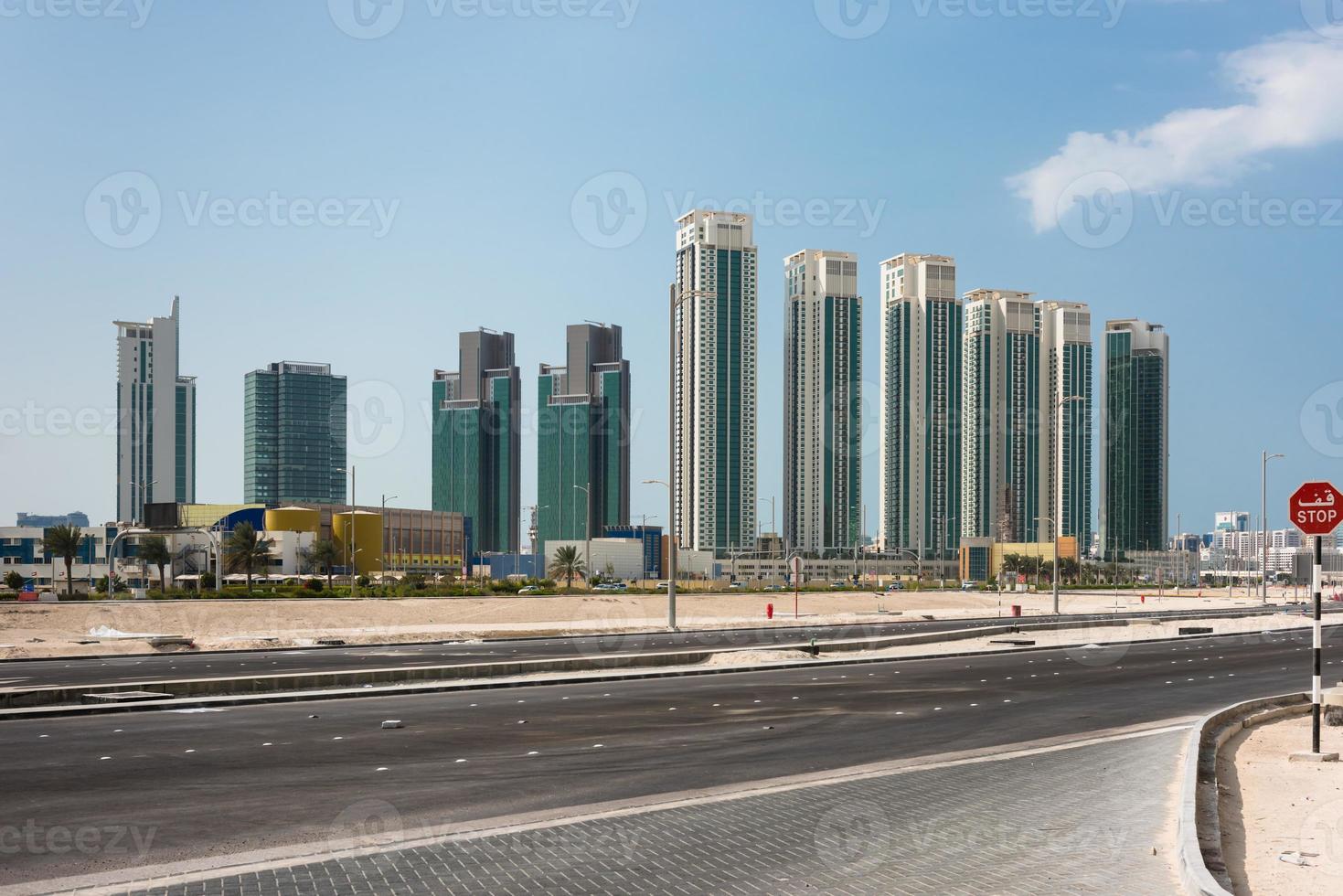 nuevo distrito de abu dhabi con rascacielos. Emiratos Árabes Unidos foto