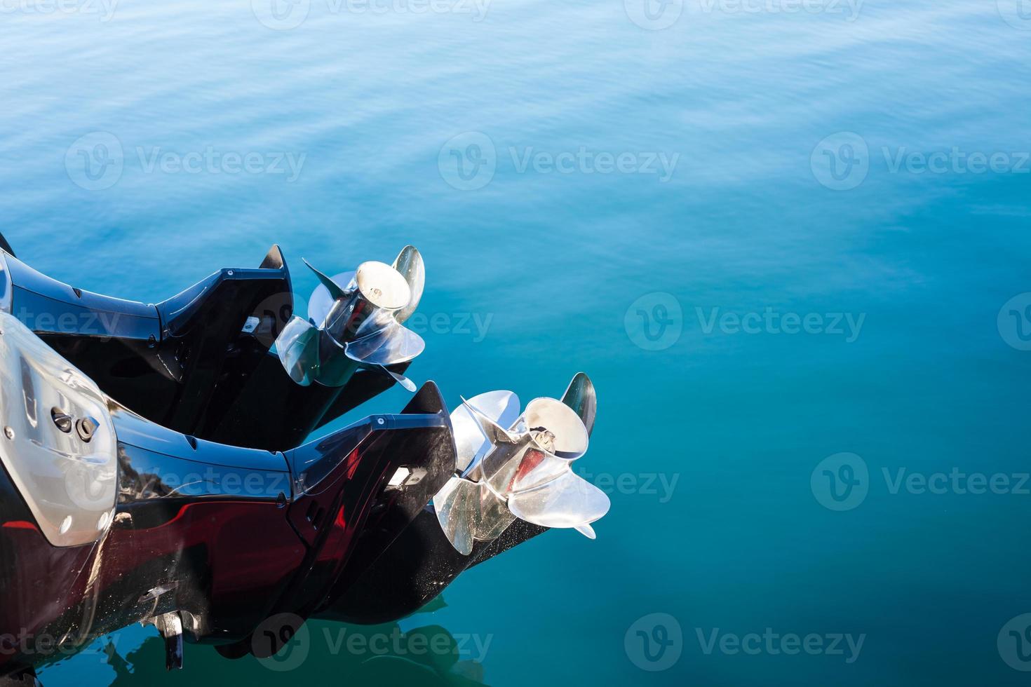 dos tornillos de lancha motora en el fondo del agua de mar foto