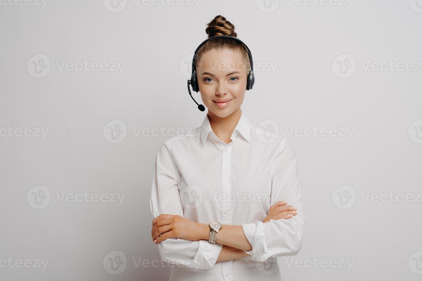 controlador de tráfico aéreo femenino confiado en camisa blanca foto