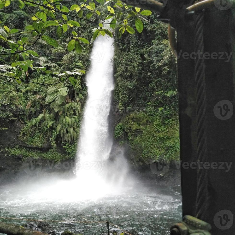 la cascada ubicada en la ciudad de sukabumi, que se encuentra en una montaña, se ha convertido en un lugar turístico favorito para la comunidad, especialmente en la provincia de java occidental. foto