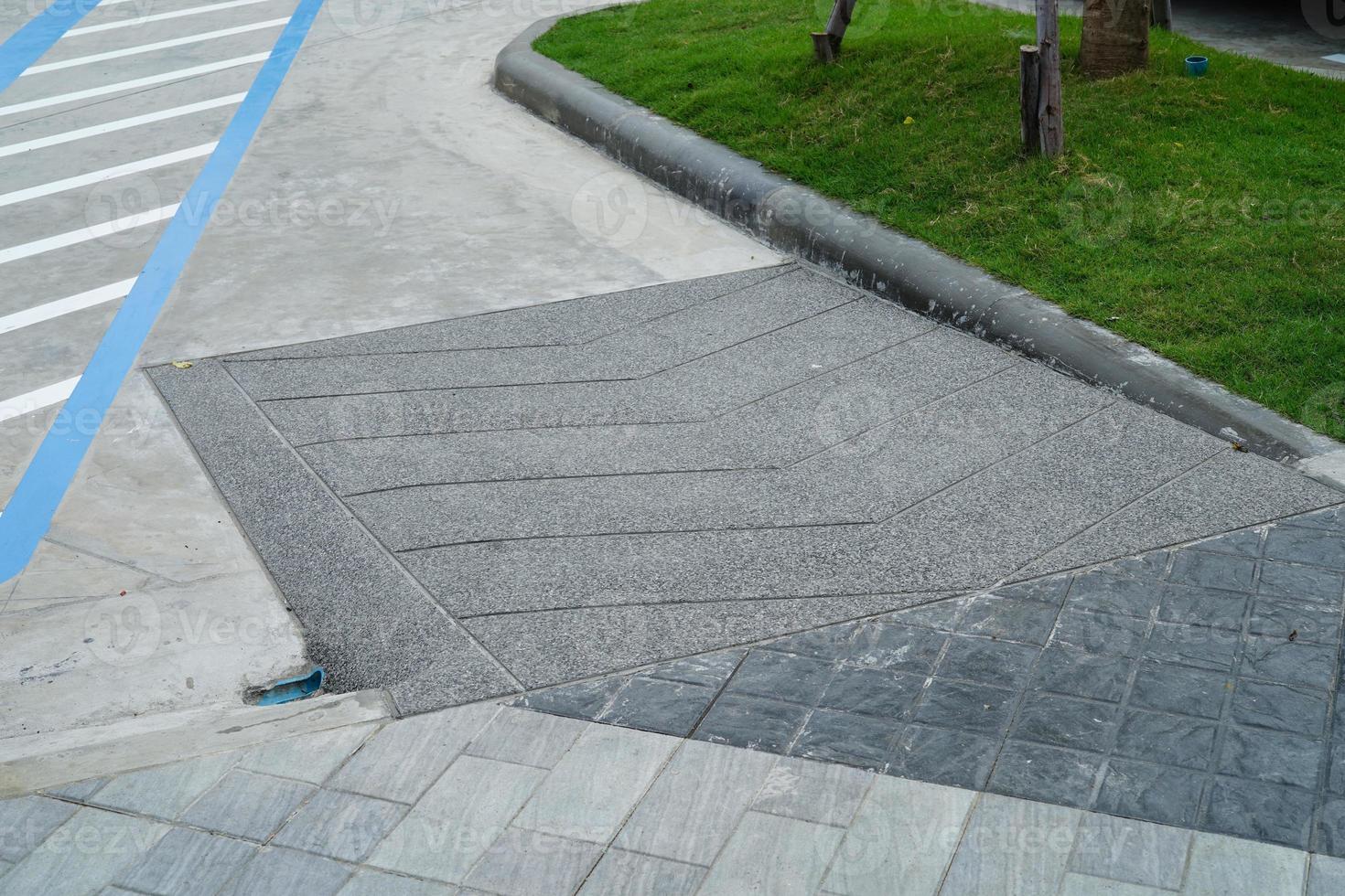 sendero de entrada al edificio con rampa para personas mayores o que no pueden autoayudarse discapacitadas en silla de ruedas. foto