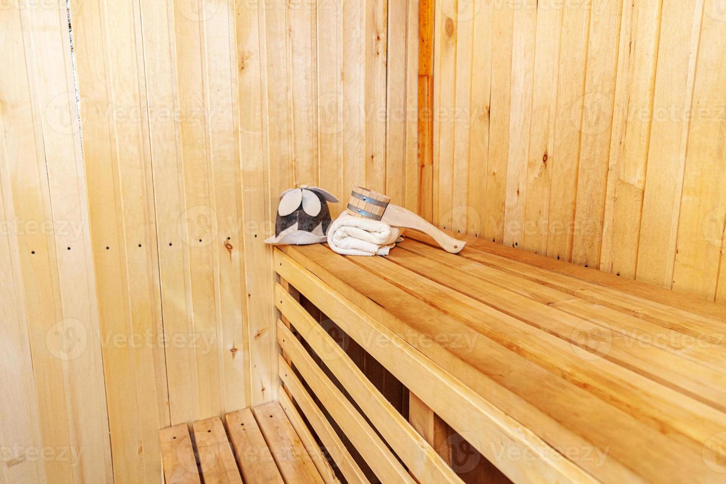 detalles interiores sauna finlandesa sala de vapor con accesorios de sauna  tradicional toalla de sombrero de