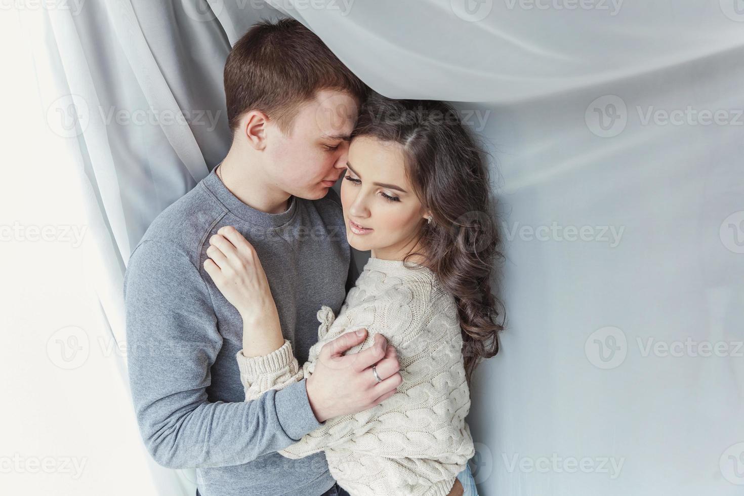 pareja sexy romántica enamorada pasando un buen rato juntos. mujer joven abrazando a su novio, fondo blanco foto