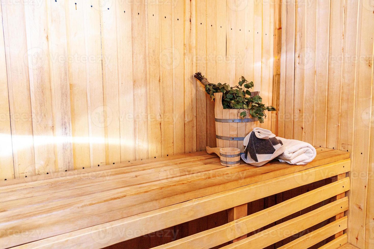 detalles interiores sauna finlandesa sala de vapor con accesorios de sauna  tradicionales palangana escoba de abedul