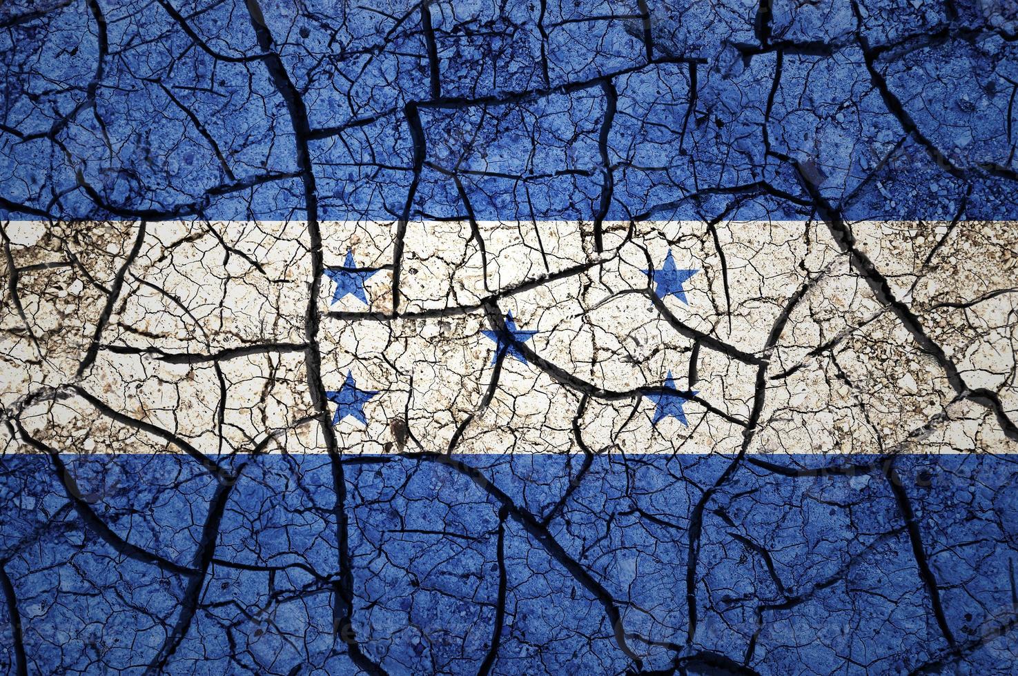 patrón de suelo seco en la bandera de honduras. país con concepto de sequía. problema del agua país de tierra seca y agrietada. foto