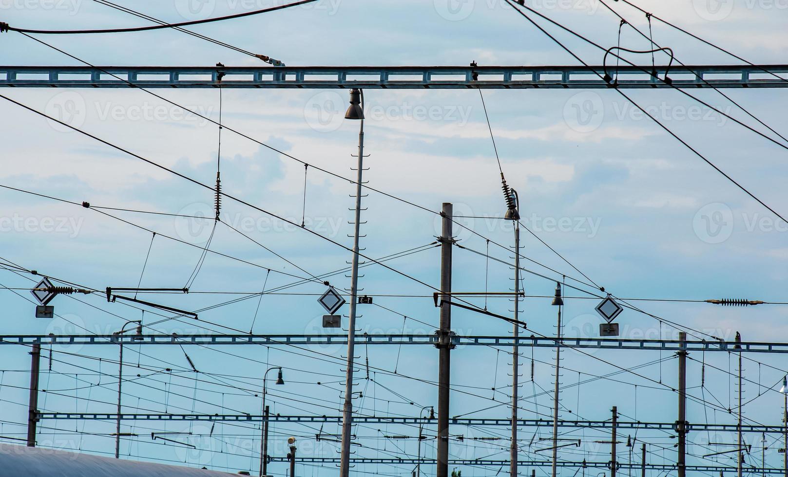 Líneas eléctricas aéreas ferroviarias o ferroviarias. contacto o cables eléctricos. foto