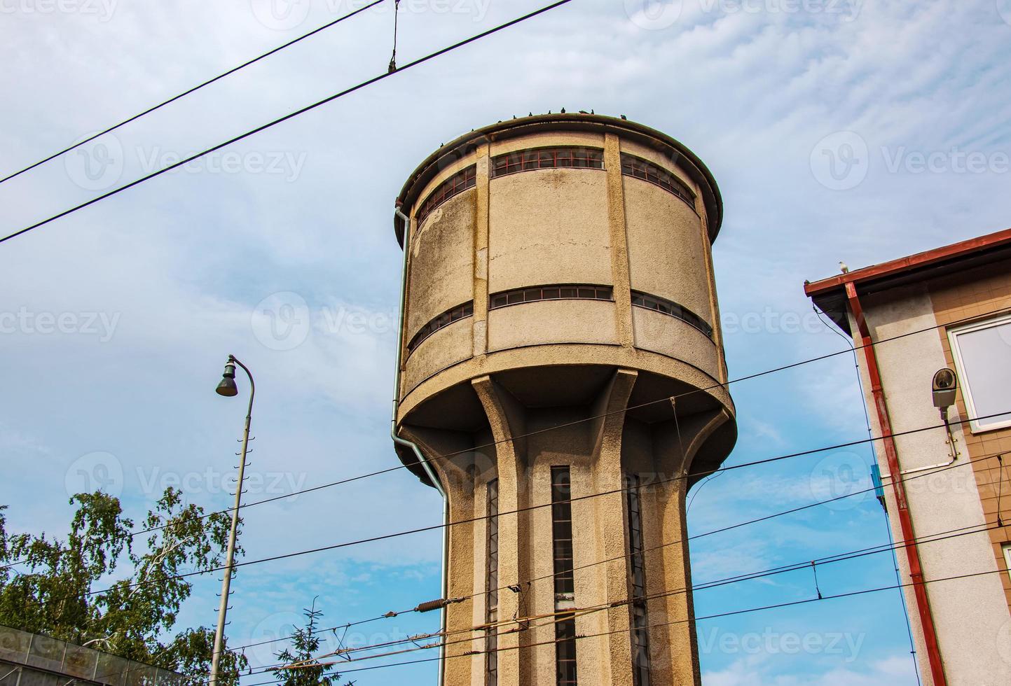 antigua torre de agua de la ciudad de shurany en eslovaquia. foto