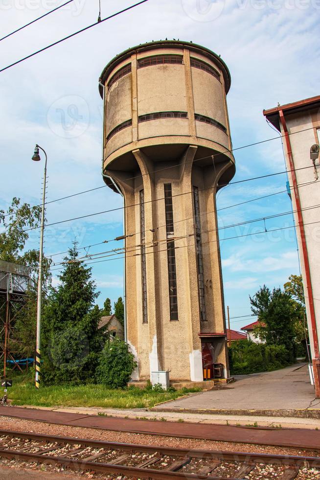 antigua torre de agua de la ciudad de shurany en eslovaquia. foto