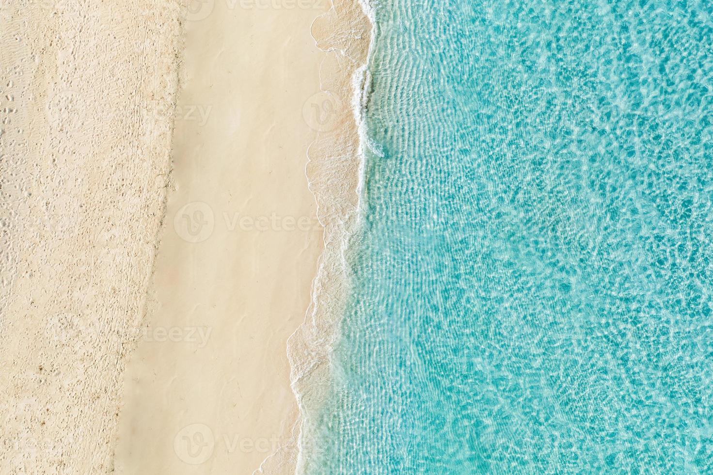 relajante escena de playa aérea, banner de plantilla de vacaciones de vacaciones de verano. las olas surfean con la increíble laguna del océano azul, la orilla del mar, la costa. vista superior perfecta del drone aéreo. playa tranquila y luminosa, junto al mar foto