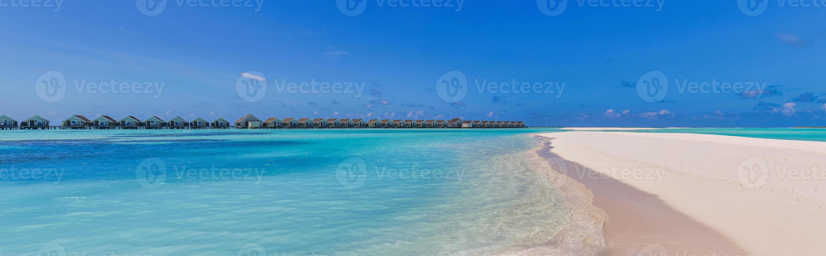 hermoso paisaje panorámico de villas sobre el agua, isla de maldivas, océano índico. vacaciones tropicales de lujo, laguna exótica, aguas cristalinas, relajante mar azul cielo. paraíso del turismo de viajes de verano foto