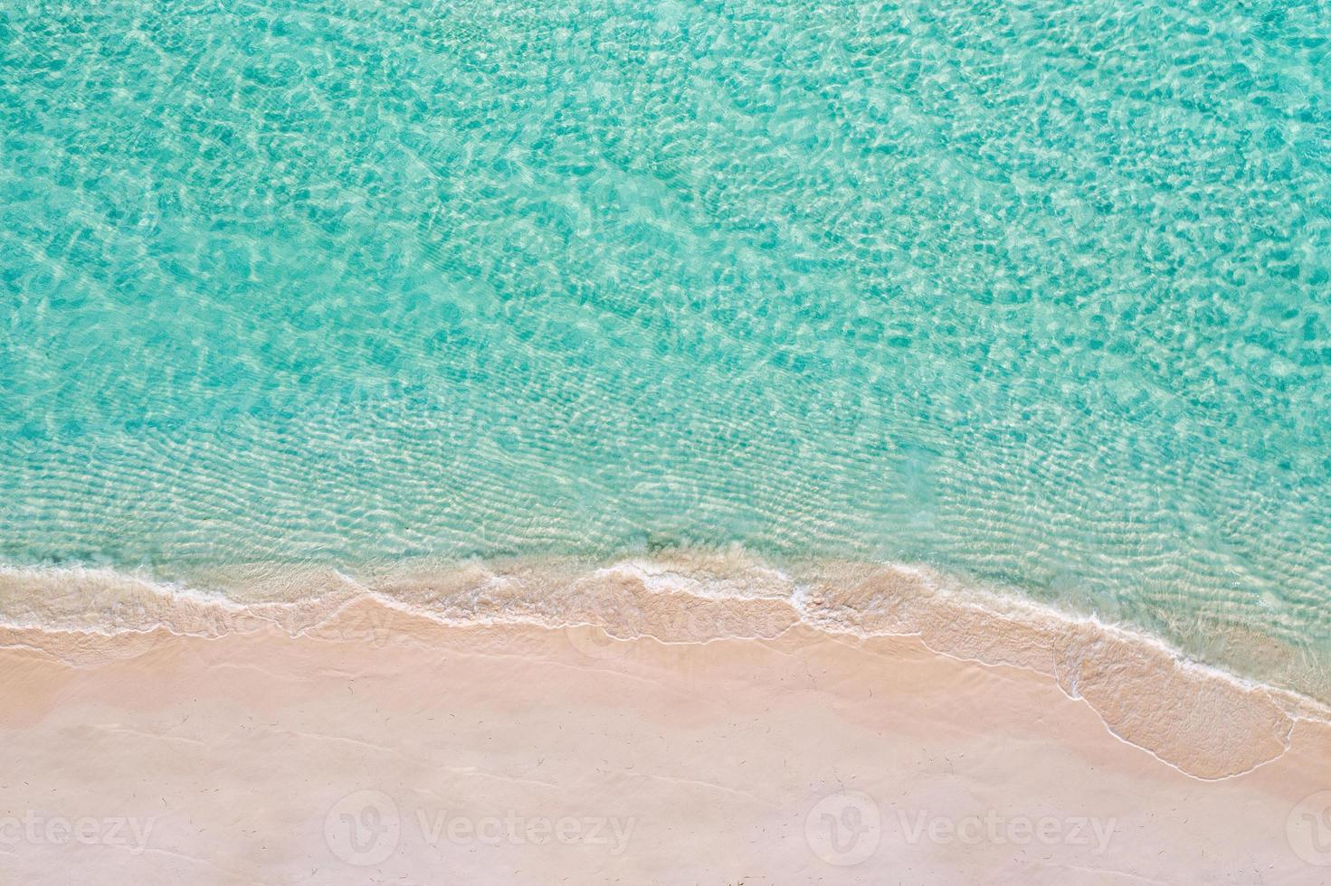 relajante escena de playa aérea, banner de plantilla de vacaciones de vacaciones de verano. las olas surfean con la increíble laguna del océano azul, la orilla del mar, la costa. vista superior perfecta del drone aéreo. playa tranquila y luminosa, junto al mar foto