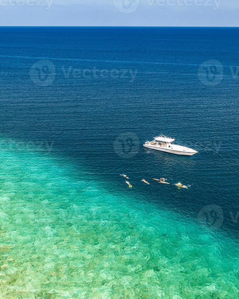 barco de buceo exótico maldivo en una increíble laguna oceánica sobre coral ref. snorkel y aventura al aire libre, concepto de paisaje de viaje de actividad. vista aérea al mar, naturaleza tranquila, vacaciones de viaje de lujo escénicas foto