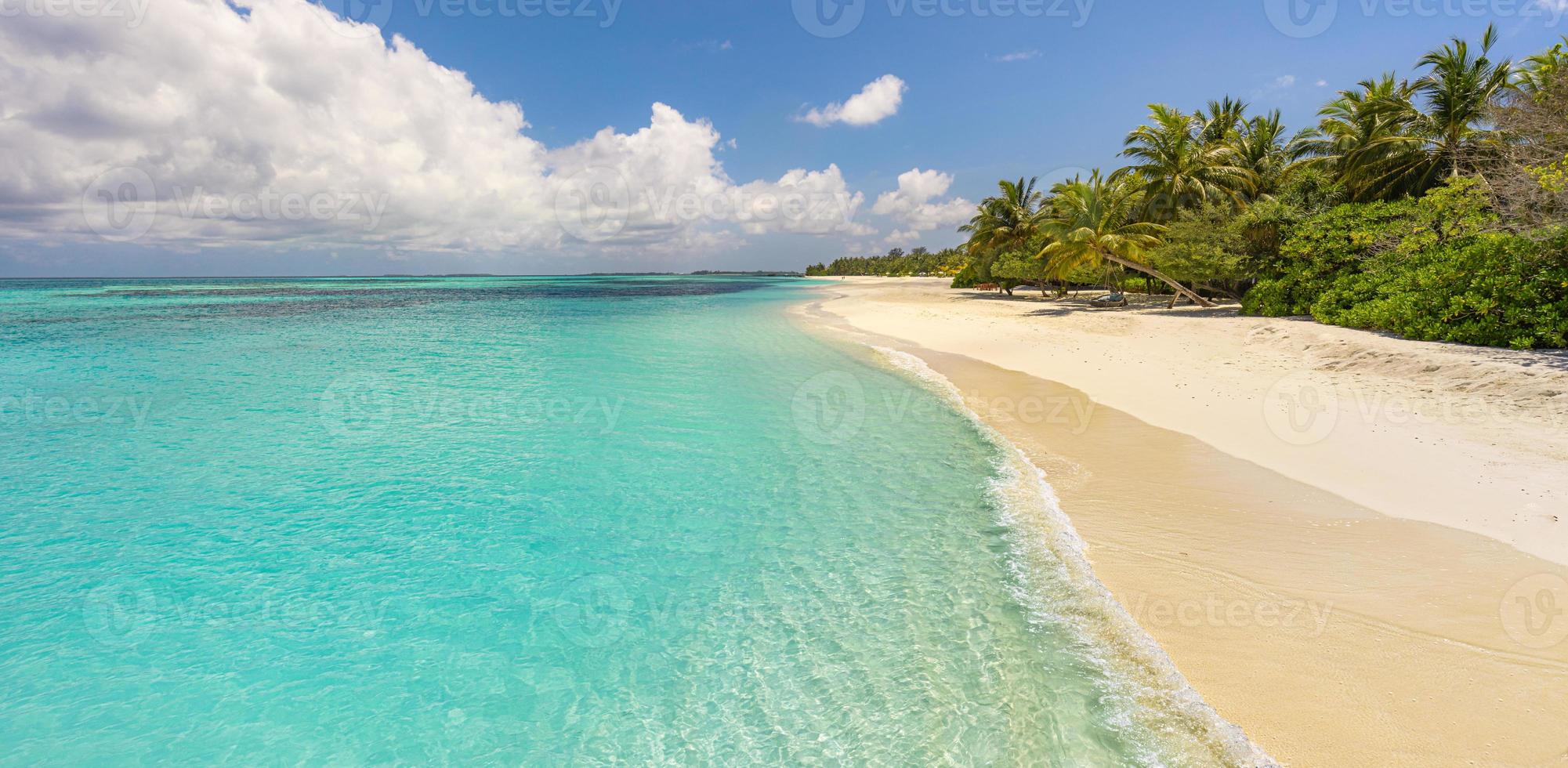 isla palmera mar arena playa. paisaje de playa exótico. inspirar el horizonte del paisaje marino de la playa tropical. soleado cielo azul hermoso relax tranquilo verano humor. banner de vacaciones de viajes de vacaciones, destino de lujo foto