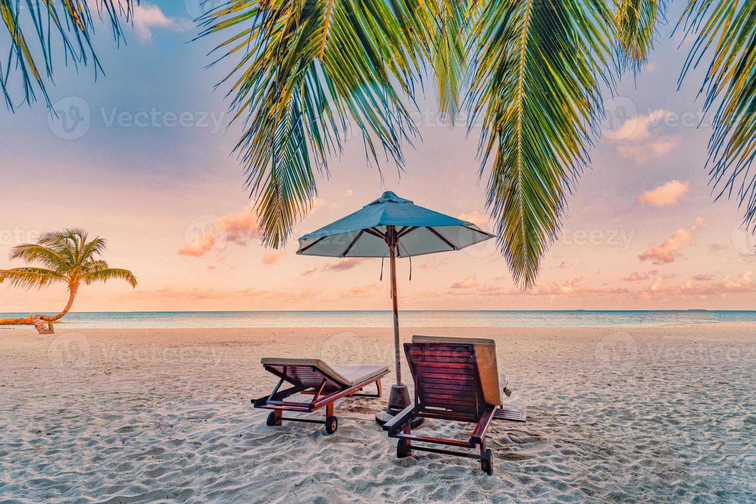 increíble playa sillas en el mar de la playa de arena. vacaciones de verano de lujo y hotel de vacaciones para el turismo. paisaje tropical inspirador. paisaje tranquilo, playa relajante, hermoso diseño de paisaje foto