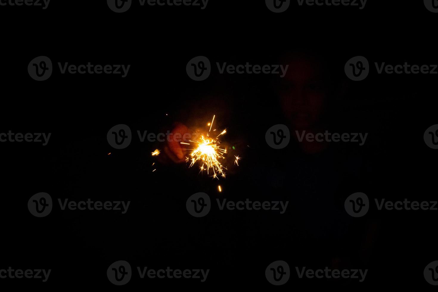 iluminación y luz brillante con un niño alegre, diversión en la fiesta. foto