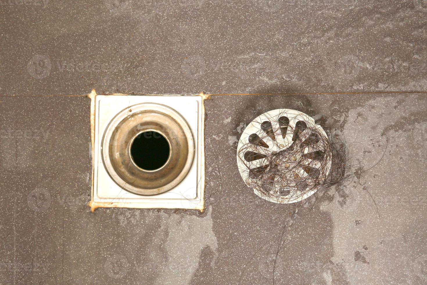 drenaje de piso para filtrar los desechos en el baño foto
