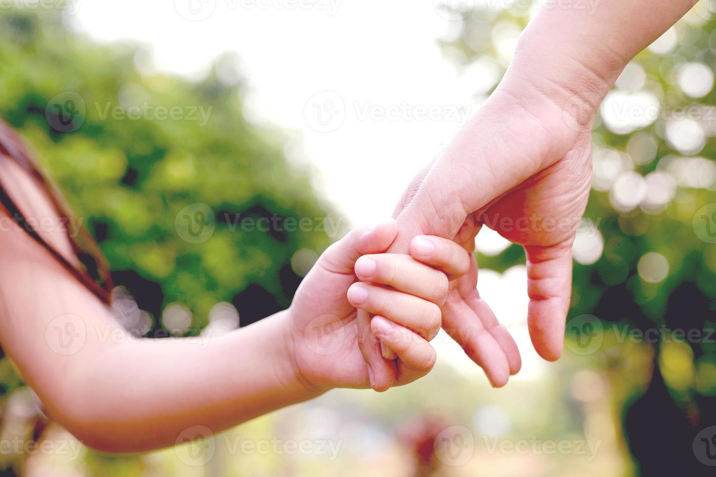 manos de los niños con cuidado, preocupación, calidez de las madres. foto