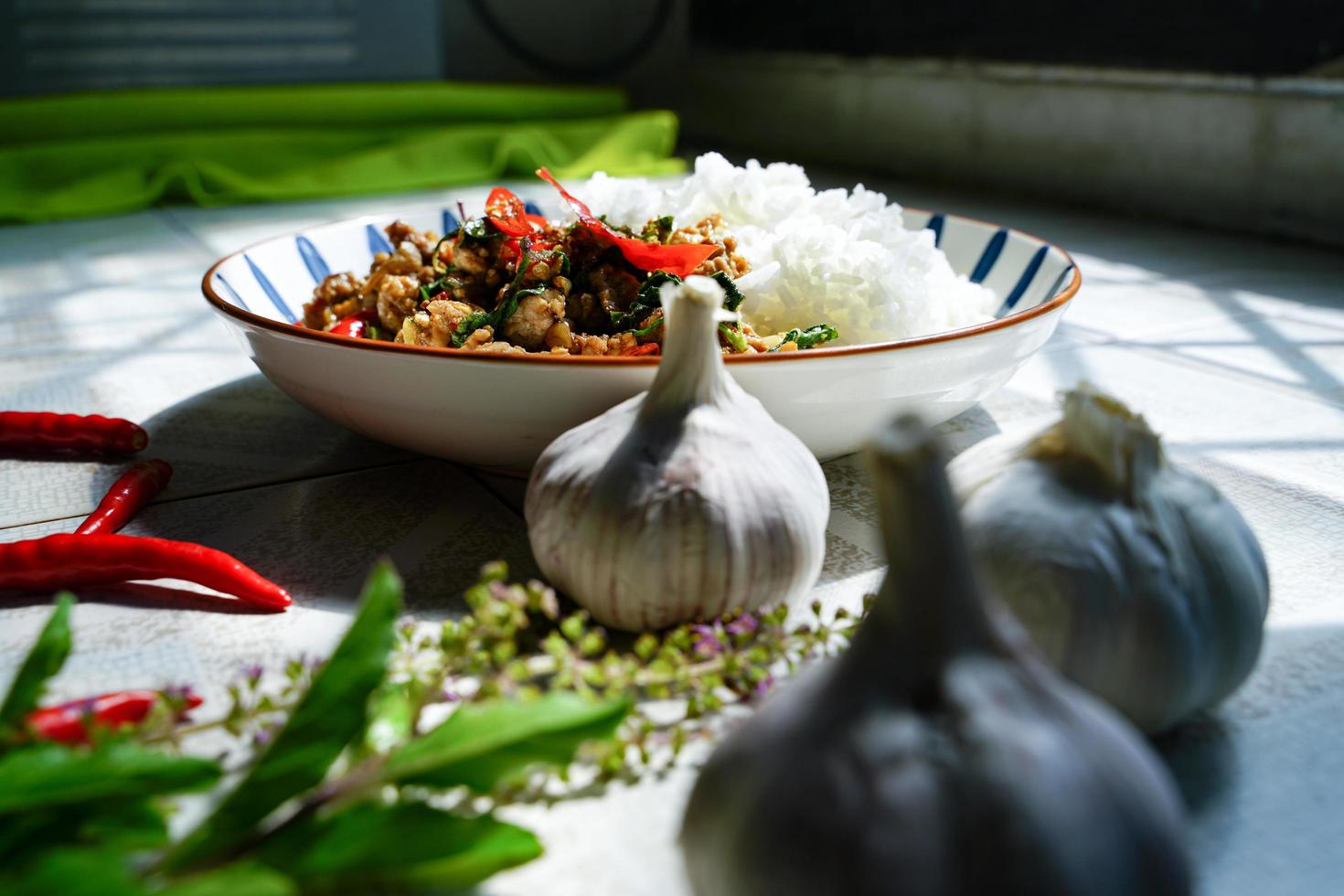 la albahaca salteada con carne de cerdo picada es un plato popular porque es rápido y fácil de preparar. sabor picante foto