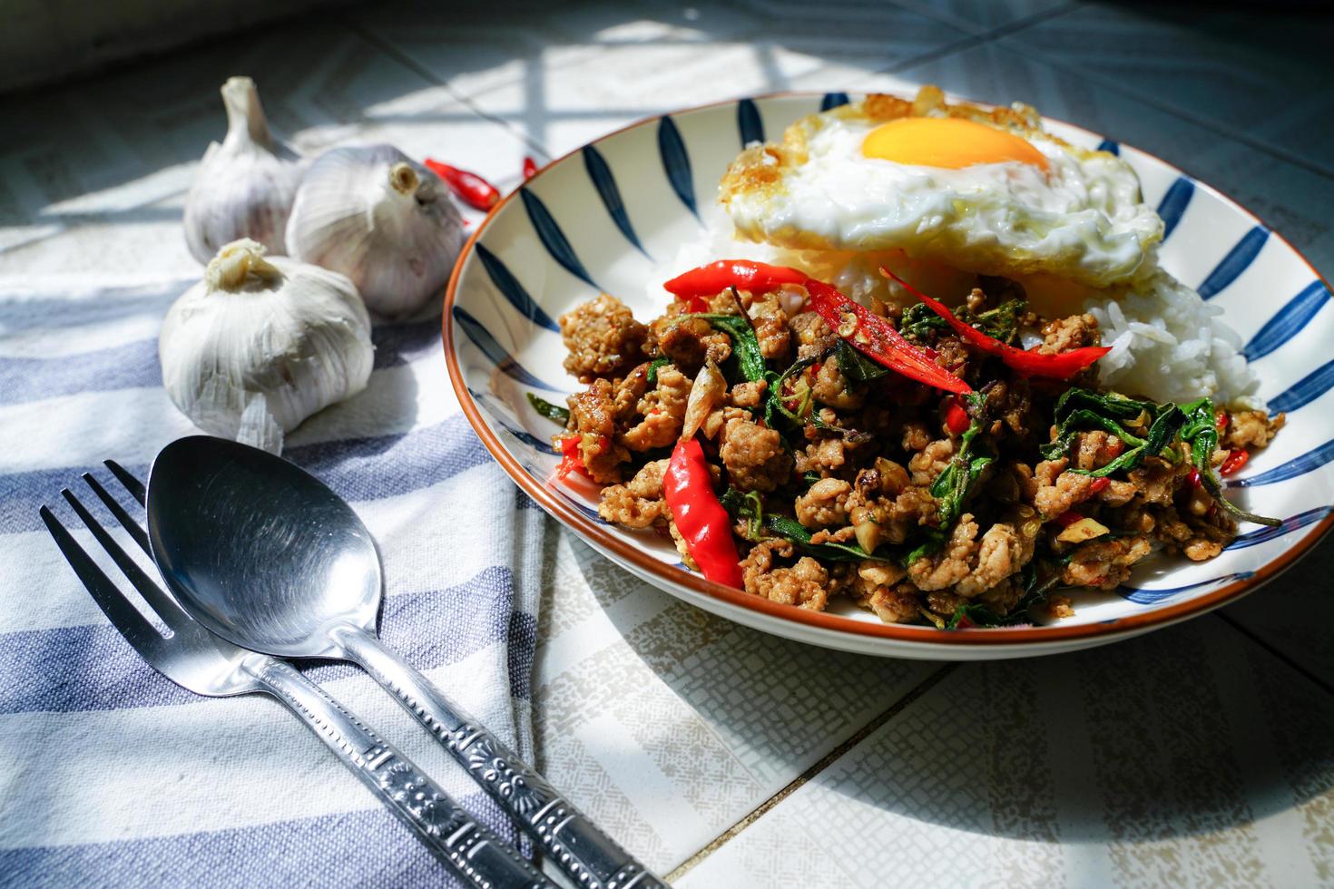 la albahaca salteada con cerdo picado y huevo frito es un plato popular porque es rápido y fácil de preparar. sabor picante foto