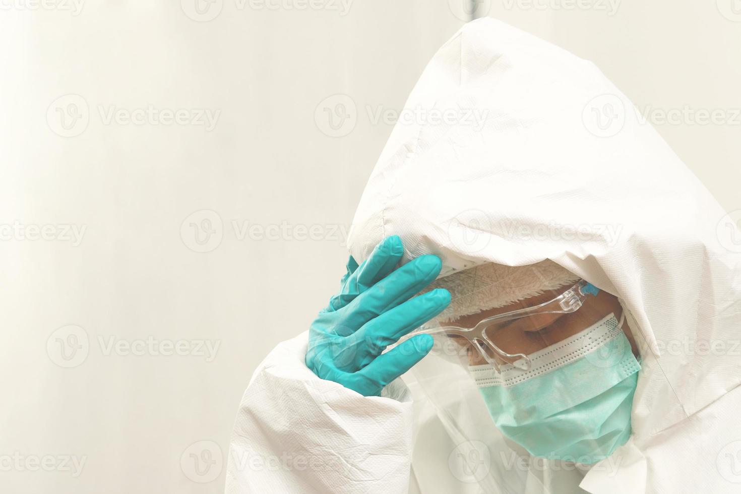 enfermera con equipo de protección personal en la sala de tratamiento foto