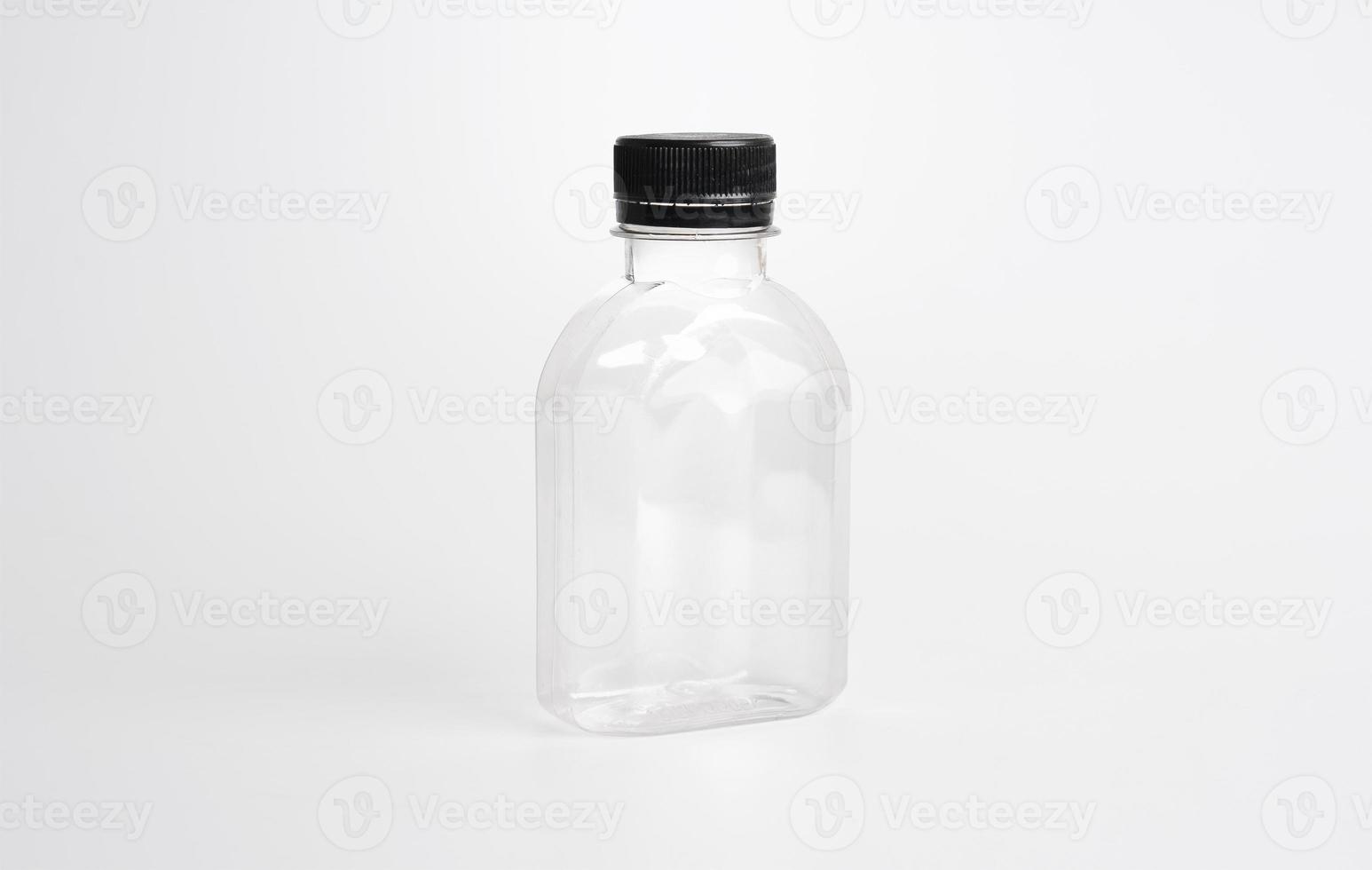 botella pequeña de agua de plástico transparente en el aire con fondo  blanco aislado foto de Stock