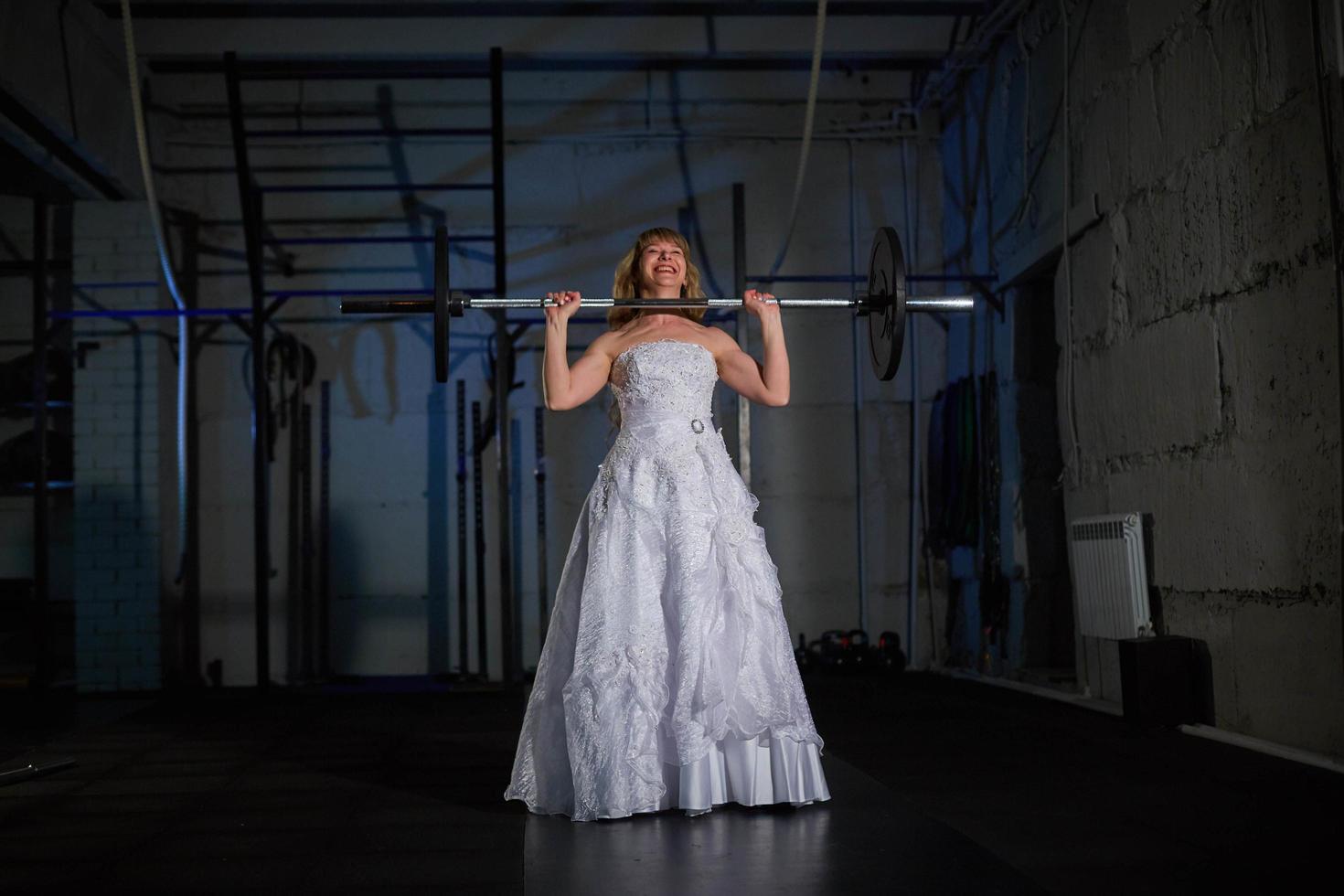 la novia en el gimnasio. ajuste cruzado, estilo de vida saludable foto