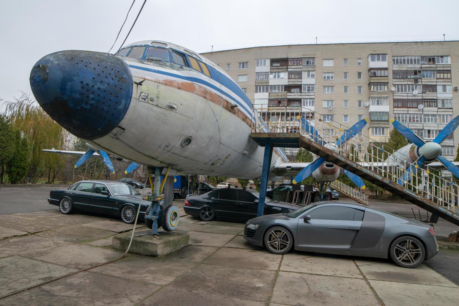 viejo avión en una ciudad de lutsk, ucrania foto