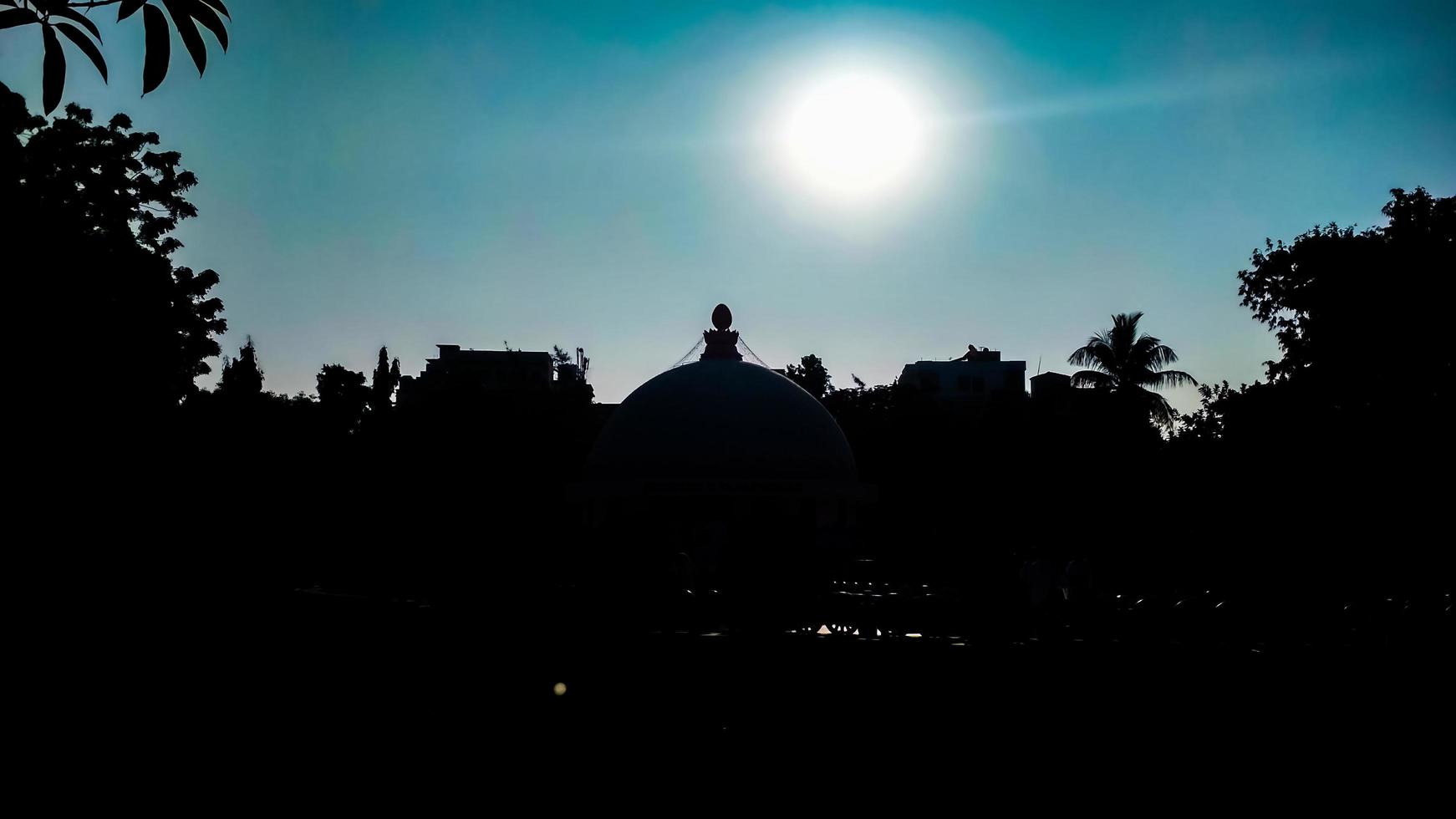 silueta de tapasya dham, el lugar de meditación se encuentra en shantivan, abu road, rajasthan, india foto