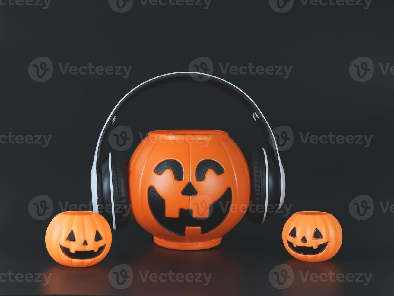 calabaza de halloween de plástico grande cubierta con auriculares, aislada en fondo negro con calabazas más pequeñas, espacio de copia. música de halloween o podcast. 13099019 Foto de stock en Vecteezy calabaza de halloween de plástico grande cubierta con auriculares, aislada en fondo negro con calabazas más pequeñas, espacio de copia. música de halloween o podcast. 13099019 Foto de stock en Vecteezy