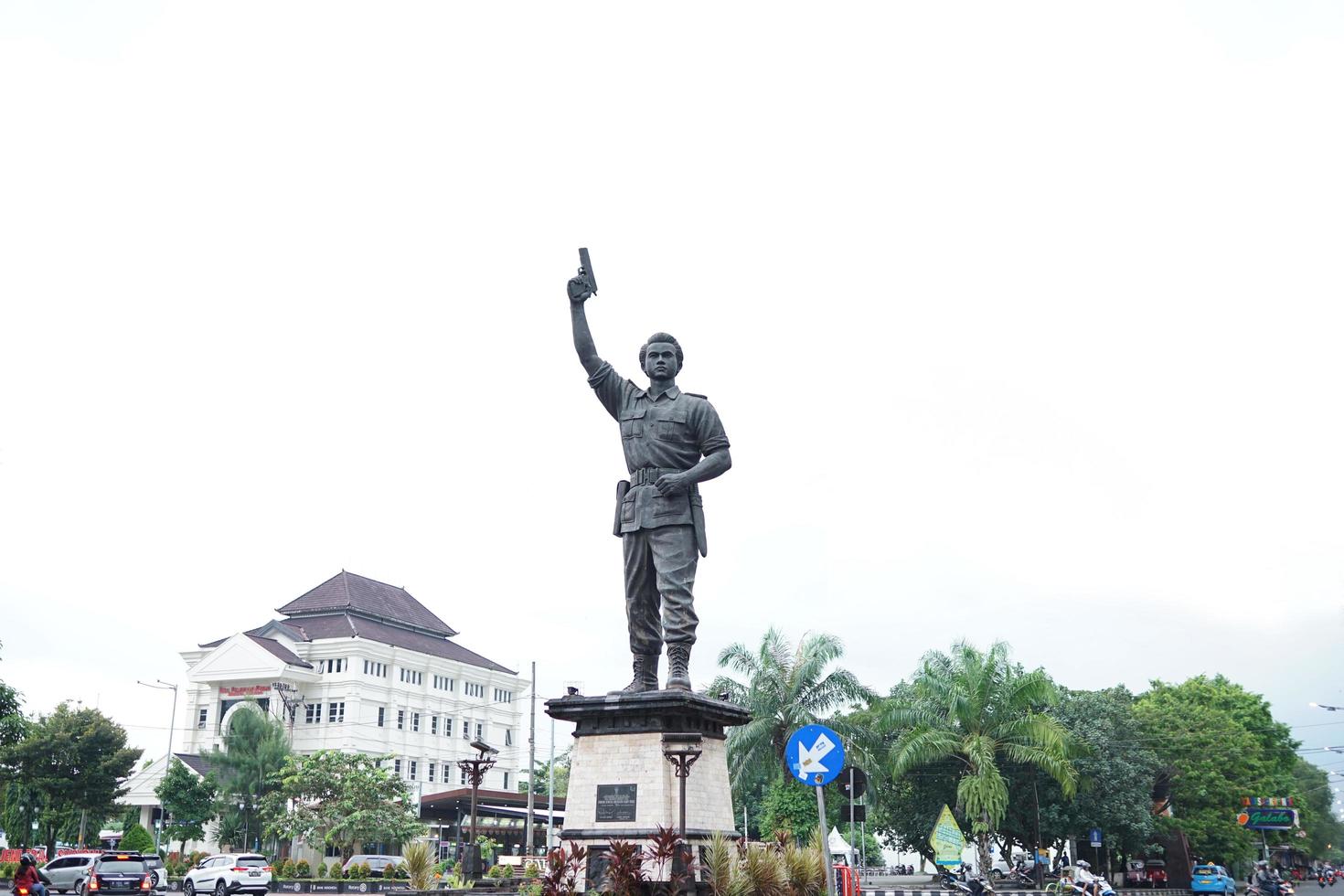 solo, java central, indonesia, 2022 - estatua del héroe de guerra indonesio, premio general slamet riyadi en la ciudad de solo que se mantiene alto foto