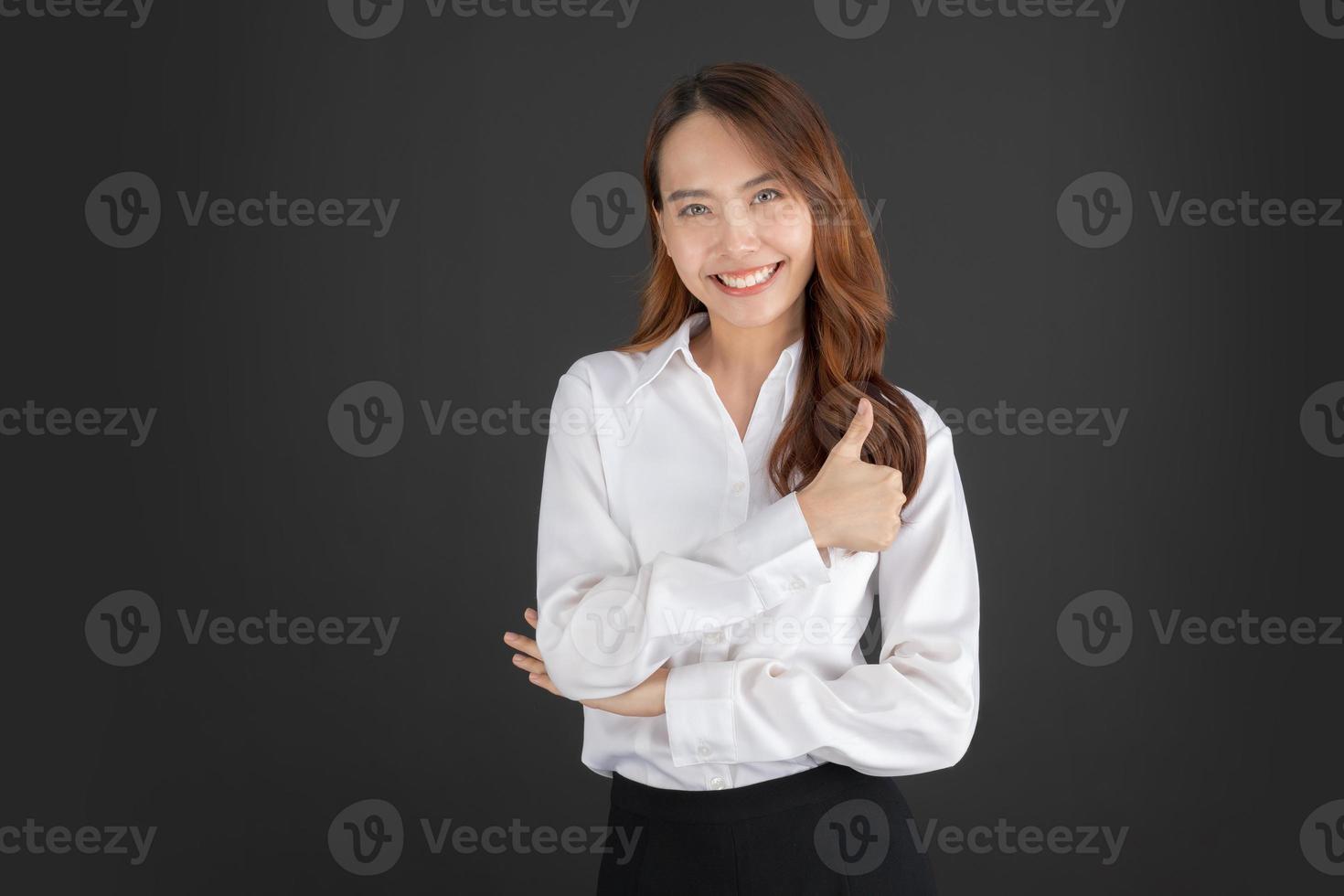 mujer de negocios con camisa blanca de pie y haciendo varias poses. foto