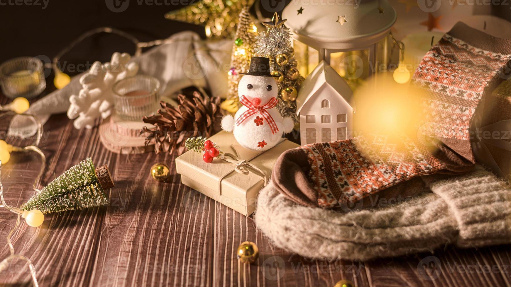 decoraciones navideñas e invernales en una mesa de madera con luces decorativas, fondo navideño foto