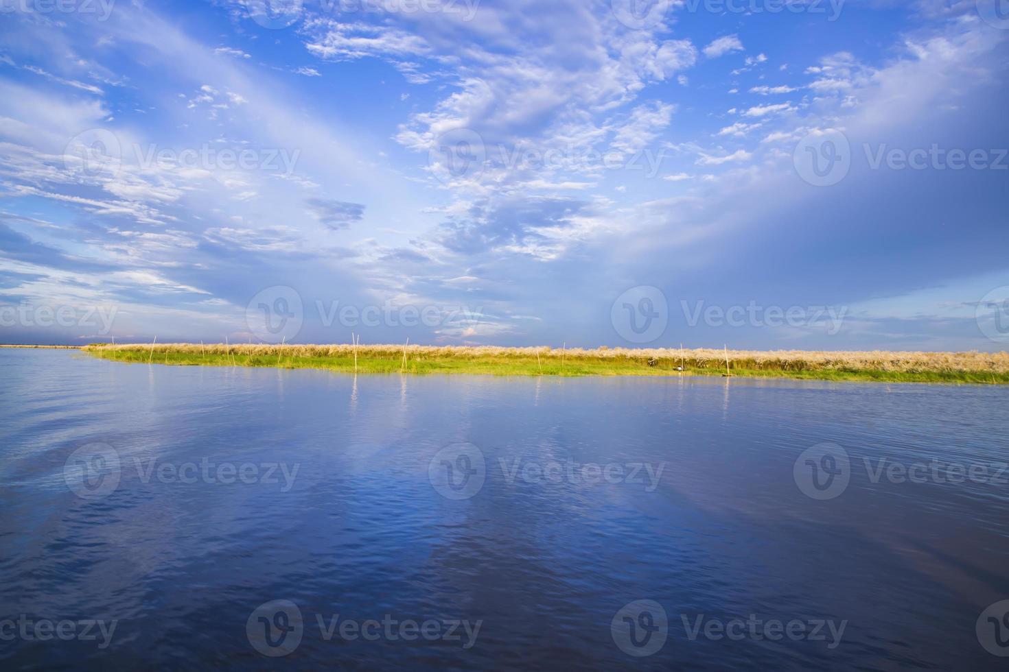 hermosa vista del paisaje del río padma en bangladesh foto