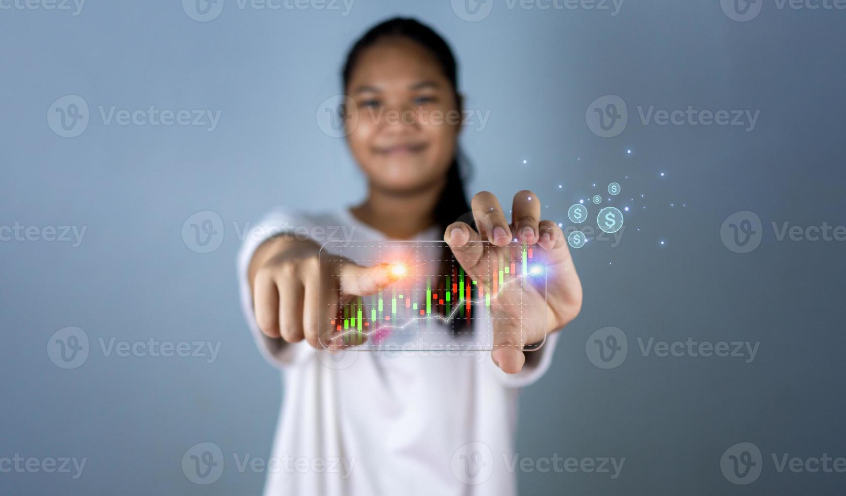 imagen holográfica de un gráfico de velas de un teléfono en la mano de una persona. ofrecer comercio, ideas de inversión foto