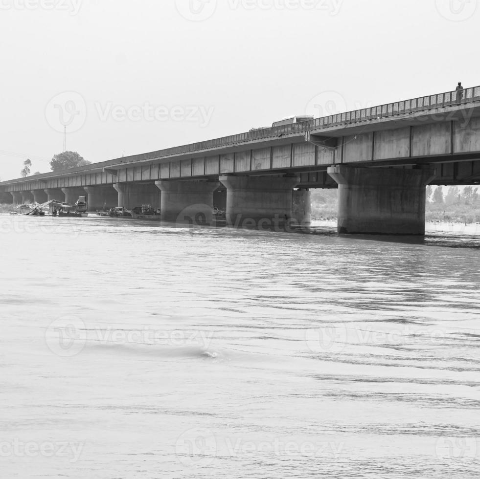 ganga como se ve en garh mukteshwar, uttar pradesh, india, se cree que ganga es el río más sagrado para los hindúes, vista de garh ganga brij ghat, que es un lugar religioso famoso para los hindúes - blanco y negro foto