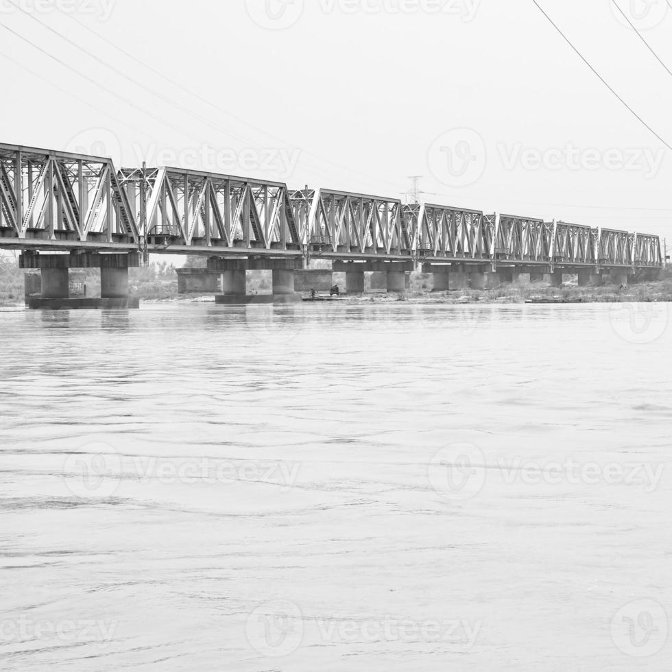 ganga como se ve en garh mukteshwar, uttar pradesh, india, se cree que ganga es el río más sagrado para los hindúes, vista de garh ganga brij ghat, que es un lugar religioso famoso para los hindúes - blanco y negro foto