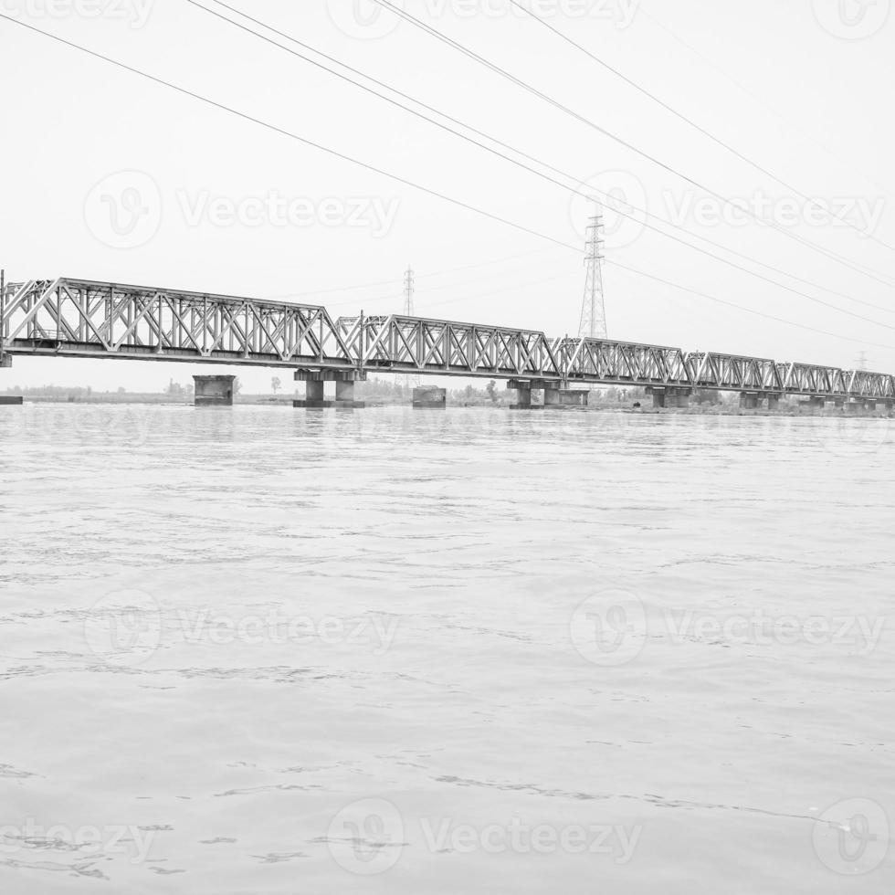 ganga como se ve en garh mukteshwar, uttar pradesh, india, se cree que ganga es el río más sagrado para los hindúes, vista de garh ganga brij ghat, que es un lugar religioso famoso para los hindúes - blanco y negro foto