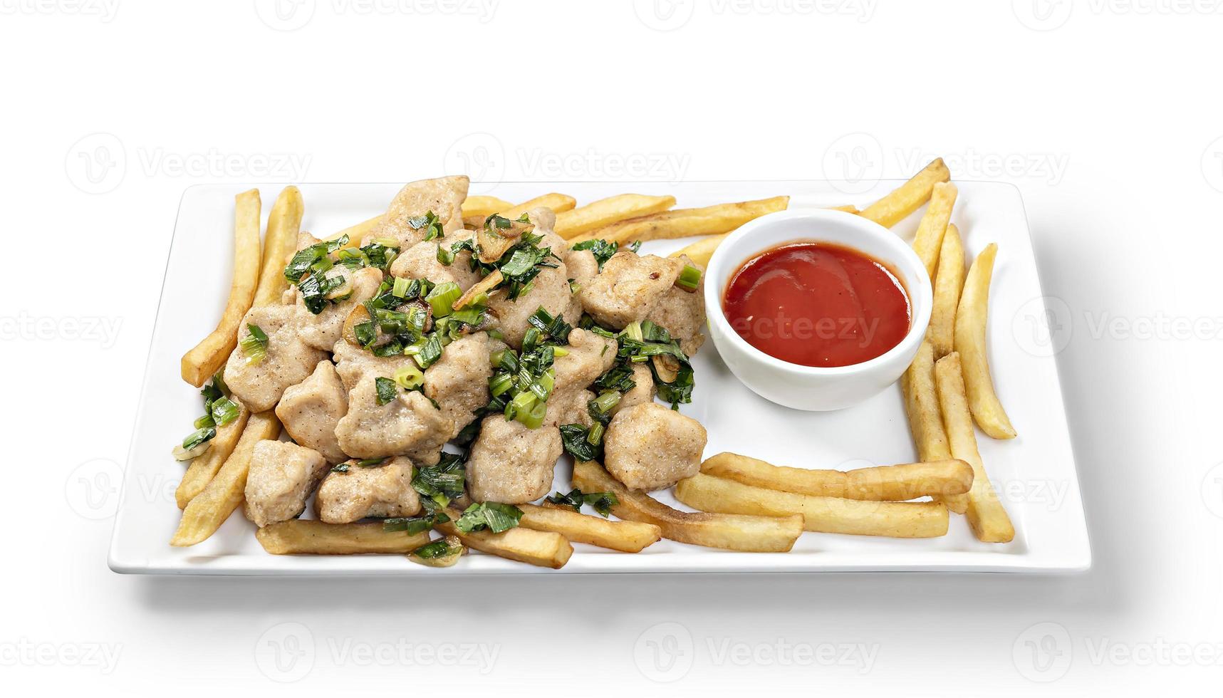 papas fritas patata y bola de pollo con salsa foto