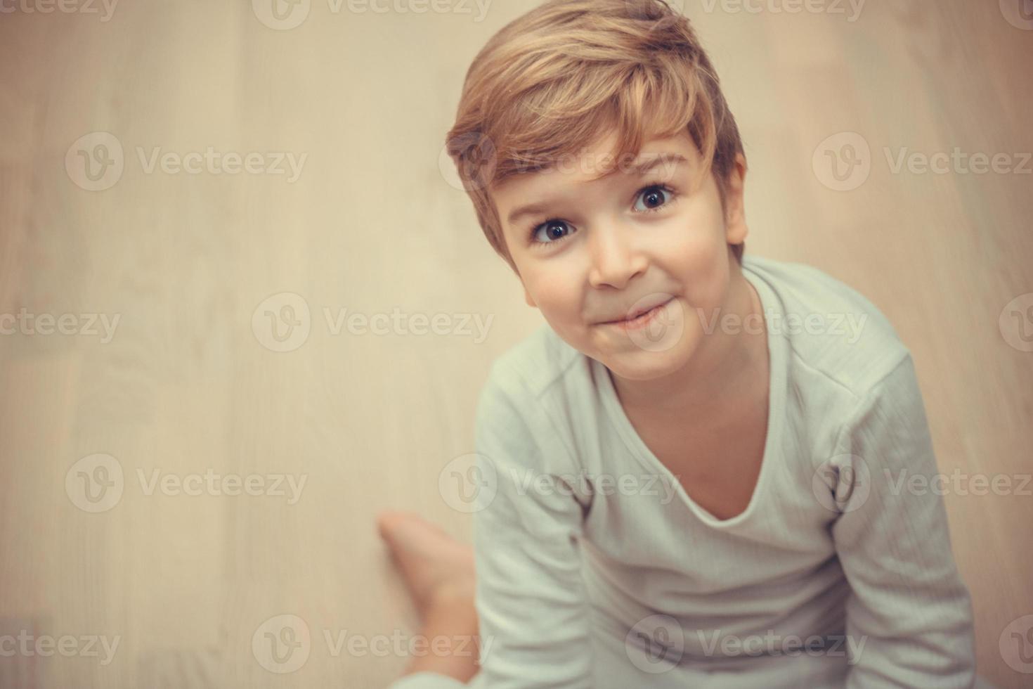 retrato de niño feliz en pijama. foto