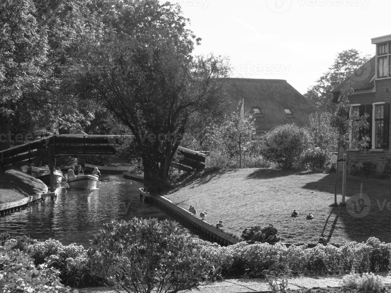 el pueblo holandés giethoorn foto