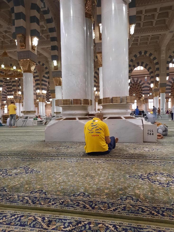 medina, arabia saudita, octubre de 2022 - hermosa vista interior de la mezquita del profeta medina. foto